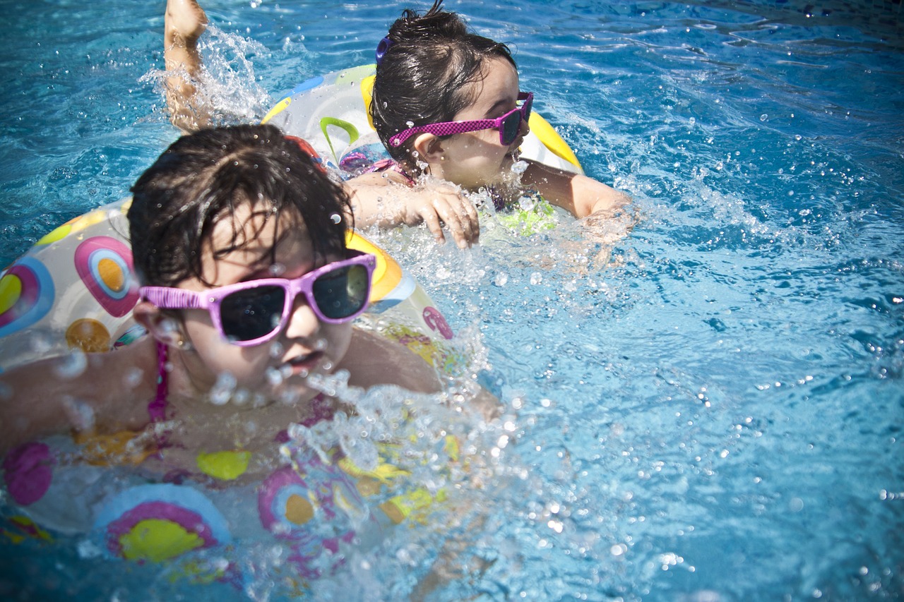 Zajęcia na basenie dla dzieci – które wybrać?