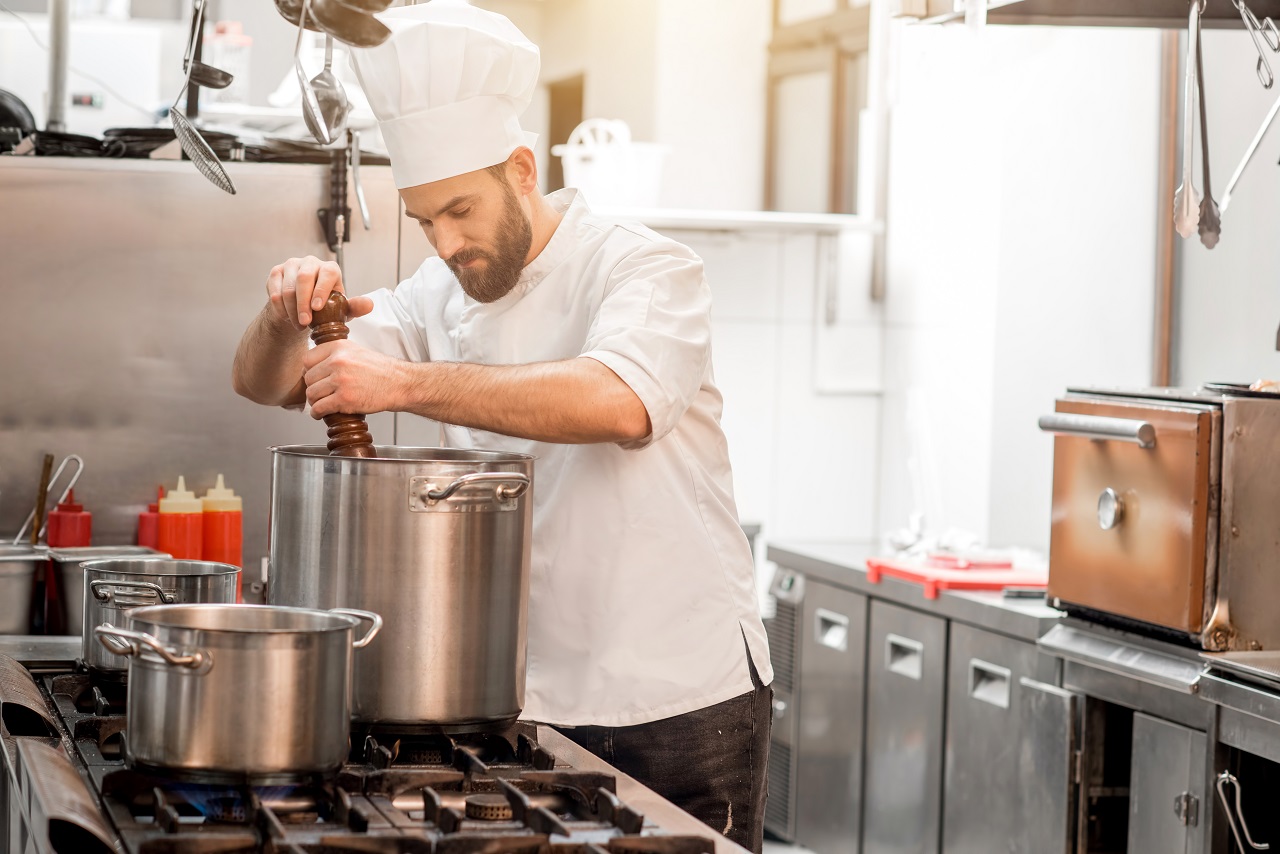 Jak zapewnić komfort pracy kucharzom w restauracji?