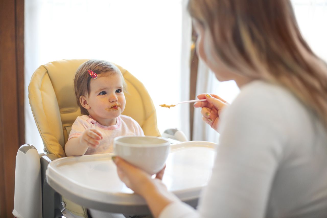 Jak przygotować dziecko do posiłku, aby nie pobrudziło wszystkiego dookoła?