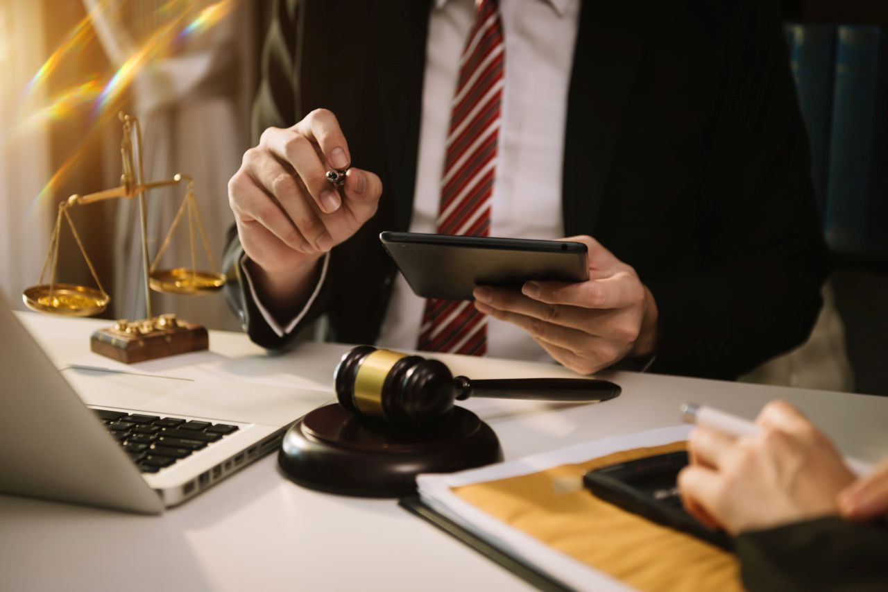 Porady prawne – w jakim zakresie może je udzielić prawnik z kwalifikacjami?