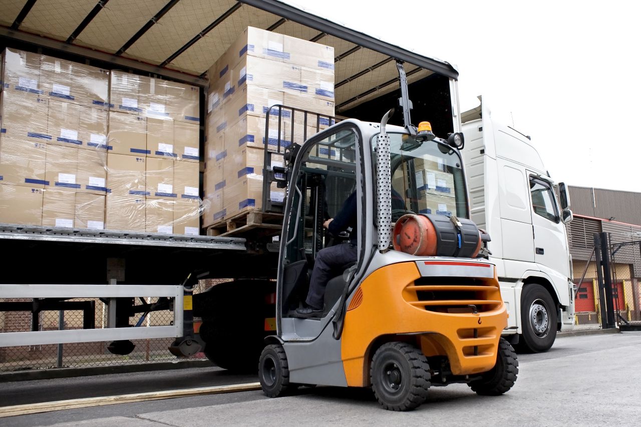 Jak ułatwić przewożenie towarów w usługach transportowych?