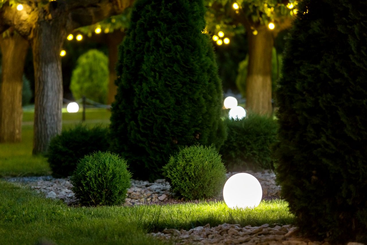 Lampy zewnętrzne do ogrodu – co jest w nich najważniejsze?